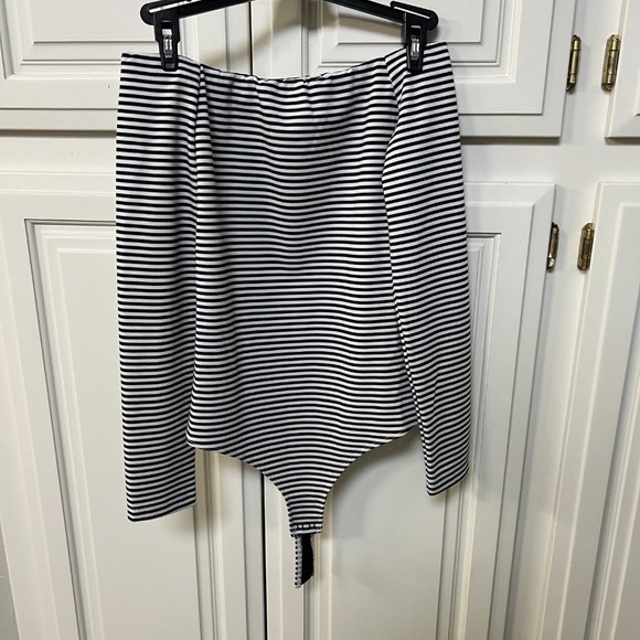 2 Small Kendall + Kylie long sleeve black and white off the shoulder bodysuit AS - Picture 8 of 9